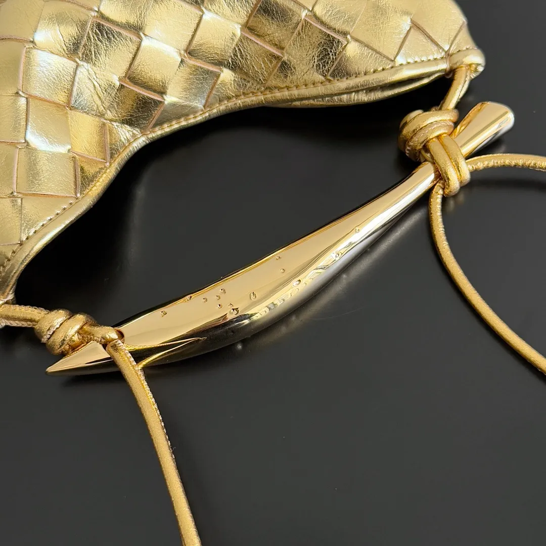Batch of 1260 BV Mini Sardine is coming‼ ️Super high-end, stainless steel hardware + 24k real gold plating process, fish scales (concave and convex positions) are the finishing touch, the sardine bag that can be carried cross-body is completely beautiful to the heart. The metal element handle and the weaving are perfectly combined to completely integrate the artistic sense and elegance and fashion. It is really like a work of art🏺The large size is elegant, the small size is exquisite and cute, a must-have item for fashionistas, and the details are perfectly reproduced. Style number: 744267 Size 20*12*2.5